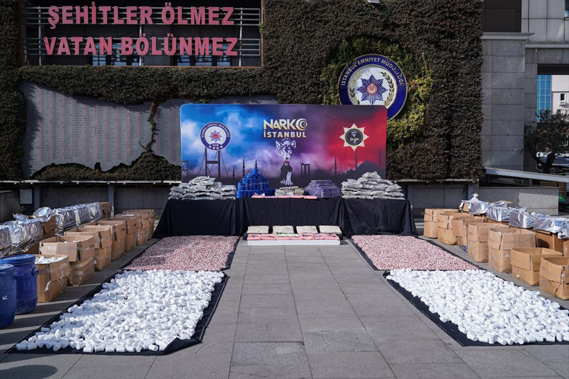 İstanbul'da uyuşturucu operasyonlarında ele geçirilenler emniyette sergilendi - Resim: 1