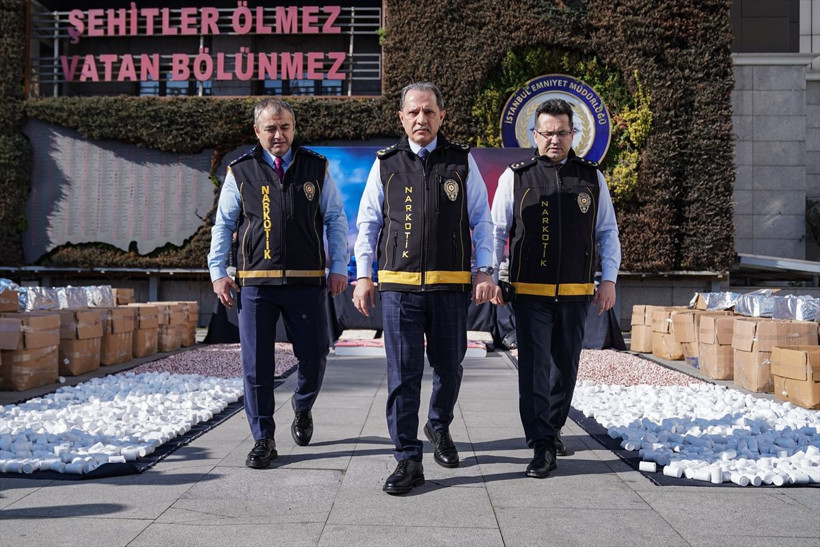 İstanbul'da uyuşturucu operasyonlarında ele geçirilenler emniyette sergilendi - Resim: 3