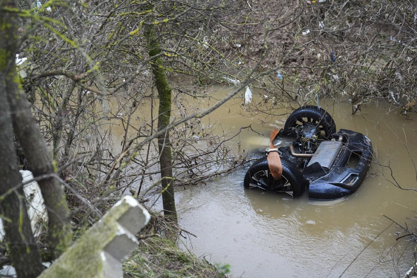 Sürücü ve yolcu kaçtı! Dereye uçan otomobildeki 2 kız kardeş hayatını kaybetti - Resim: 2