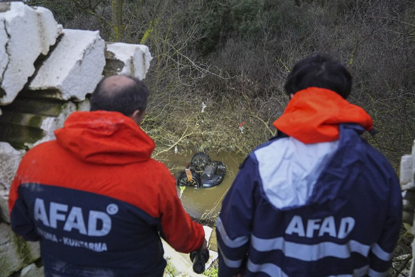 Sürücü ve yolcu kaçtı! Dereye uçan otomobildeki 2 kız kardeş hayatını kaybetti - Resim: 3
