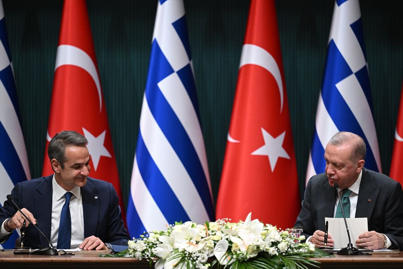 Miçotakis burnunu sildi, mendili dosyaya koydu! Yunanlar başbakanı sosyal medyada topa tuttu - Resim: 3