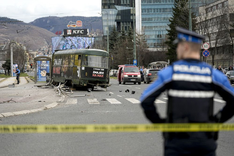 Raydan çıkan tramvay durakta bekleyen yolculara çarptı! Ölü ve yaralılar var - Resim: 2