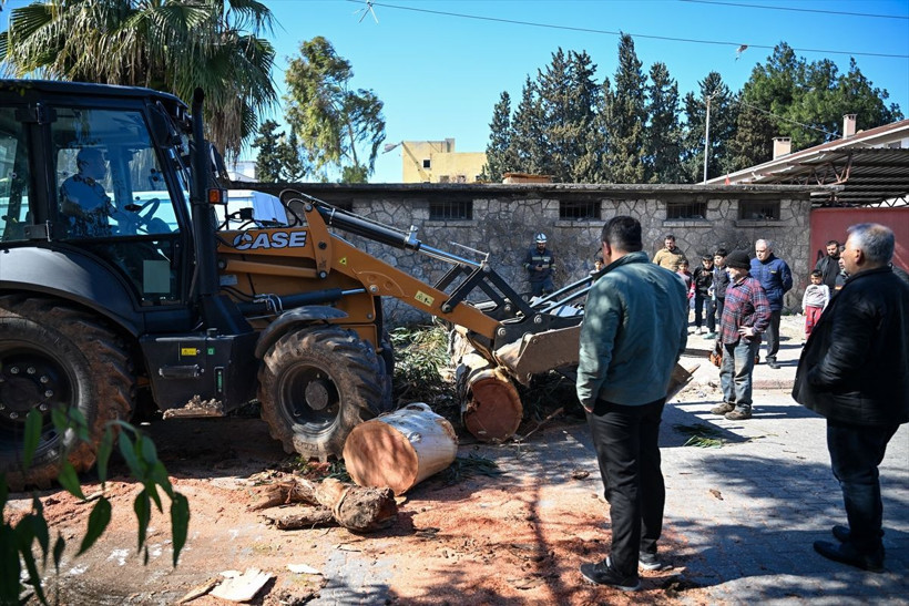 Adana'yı rüzgar vurdu! Direkler ve ağaçlar devrildi... - Resim: 3