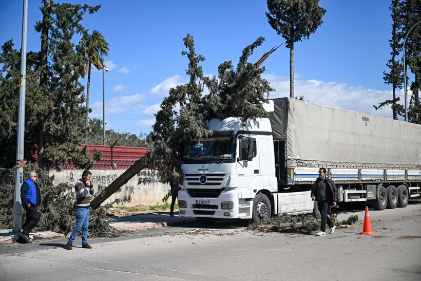 Adana'yı rüzgar vurdu! Direkler ve ağaçlar devrildi... - Resim: 4