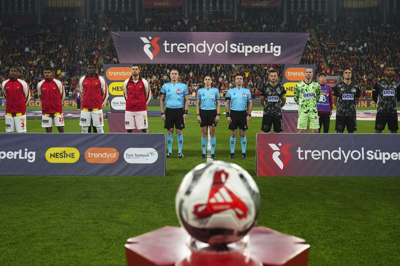 VAR kayıtları açıklandı! Kadın hakem Asen Albayrak'ın VAR konuşması gündem oldu - Resim: 1