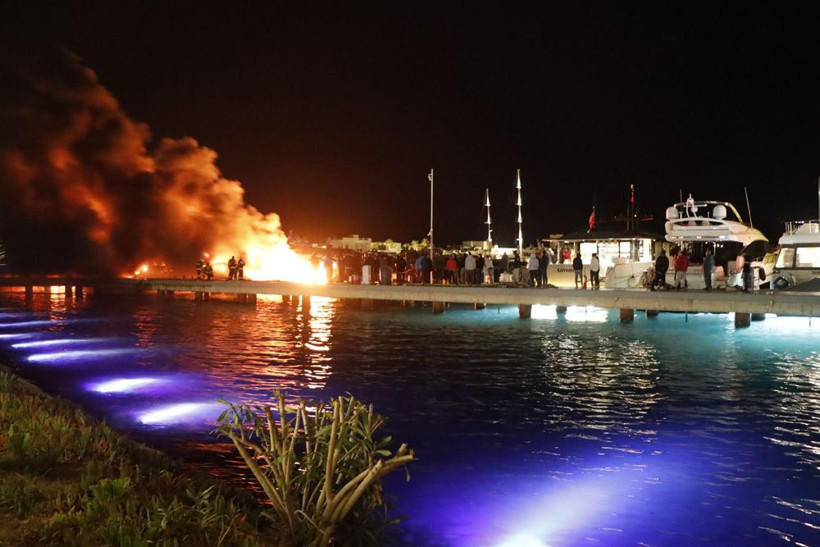 Bodrum'da büyük panik! Marinada demirli 5 motoryatta yangın çıktı - Resim: 1