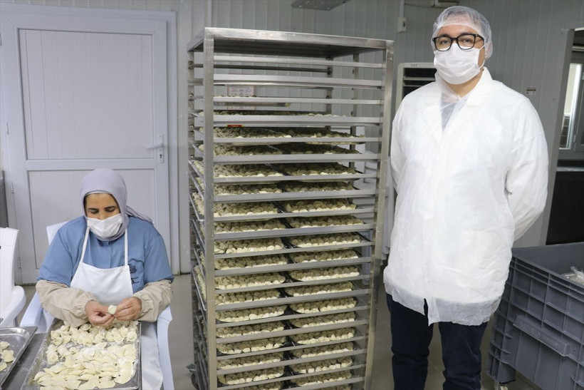 Tatilde yediği yemek hayatını değiştirdi! Kendi imalathanesini kurdu, 100 kadına istihdam sağladı - Resim: 1