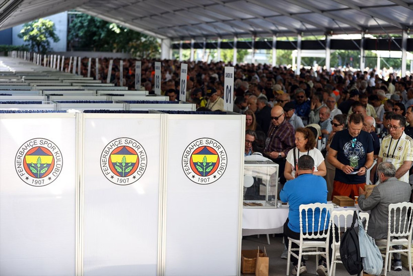 Fenerbahçe'deki seçime Rambo Okan damga vurdu! Hakan Safi'yi alnından öptü, başkan ilan etti - Resim: 1