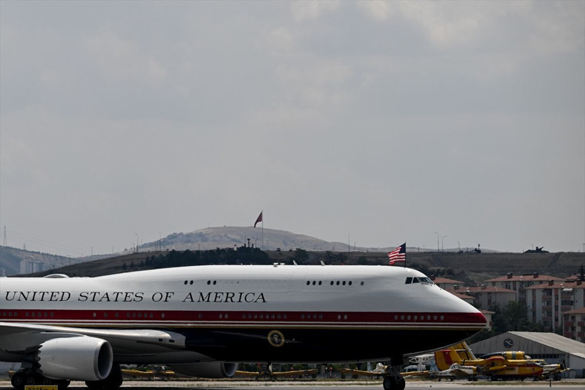 Ankara'ya iniş yaptı! Dünya, Air Force One'ı takip etti, rengini Trump seçmiş - Resim: 3