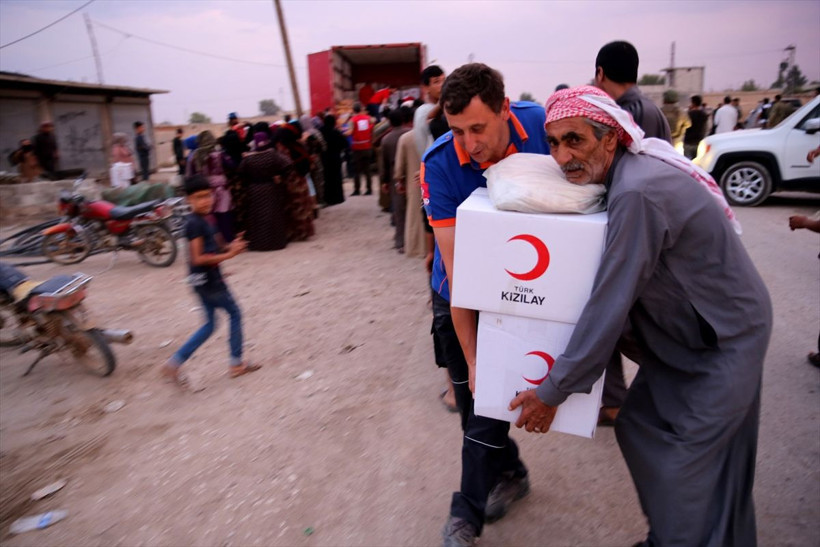 Yüreği temiz Mehmetçik geldi! Suriye'de mağdur çocukların yüzü güldü - Resim: 8