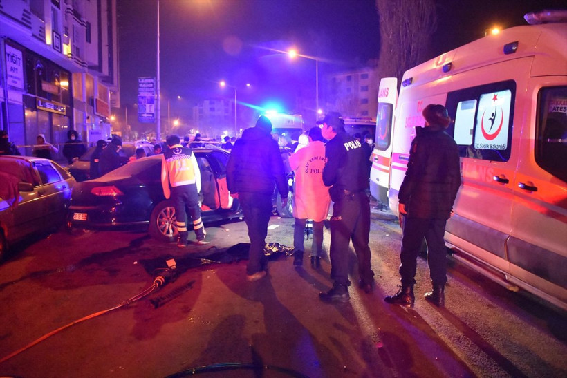 Kars'ta bahçe duvarına çarpan otomobildeki 4 kişi öldü, 1 çocuk ağır yaralandı - Resim: 9