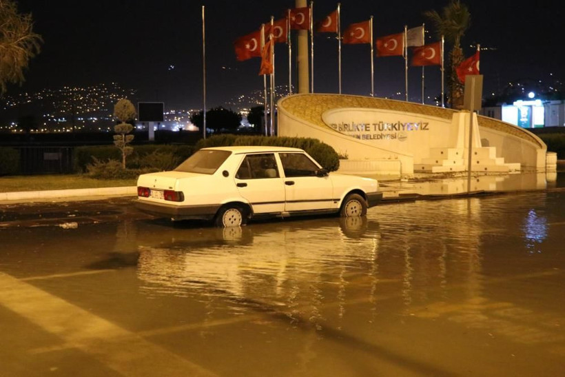 4.5'lik depremin ardından deniz taştı, caddeler göle döndü! Kaymakamlık nedenini açıkladı - Resim: 1