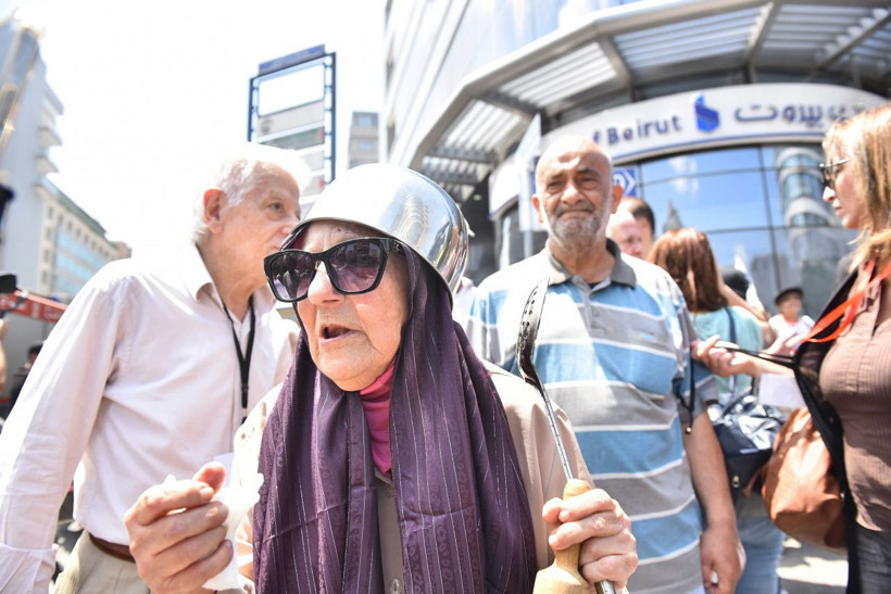 Hesaplarındaki parayı çekemeyince banka şubelerine saldırdılar! - Resim: 12