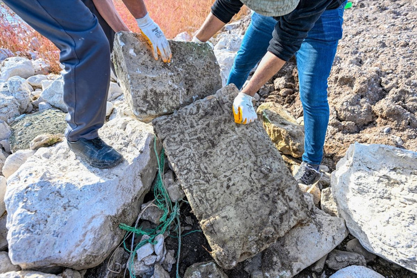 Van Gölü çekilince Selçuklu mezar taşları ortaya çıktı! - Resim: 3