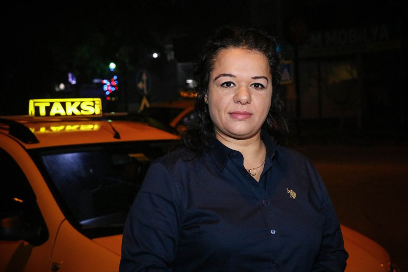 Kadın taksici, İzmir sokaklarında geceleri direksiyon sallıyor! - Resim: 1
