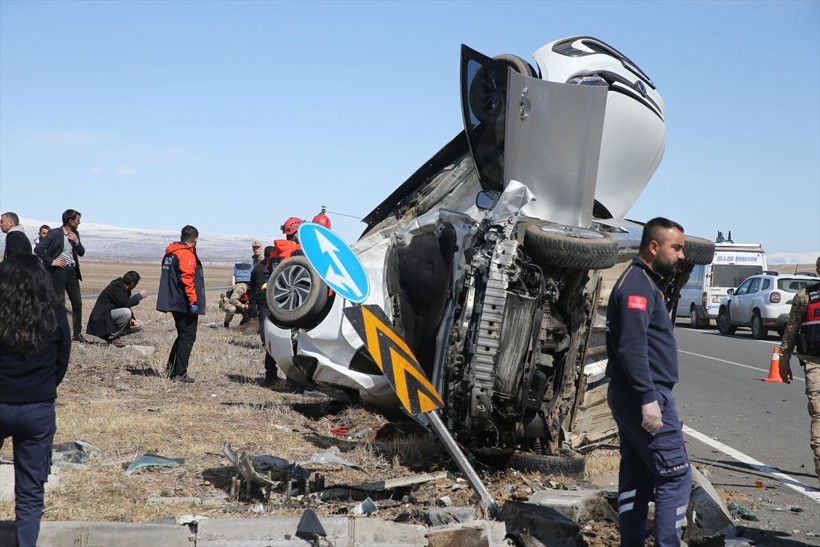 Kars'ta iki otomobil çarpıştı, biri diğerinin üzerine düştü: Ölü ve yaralılar var - Resim: 6
