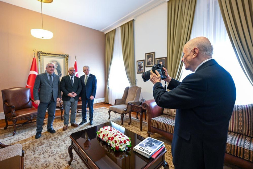 MHP lideri Bahçeli, TFMD heyetinin fotoğrafını çekti - Resim: 1