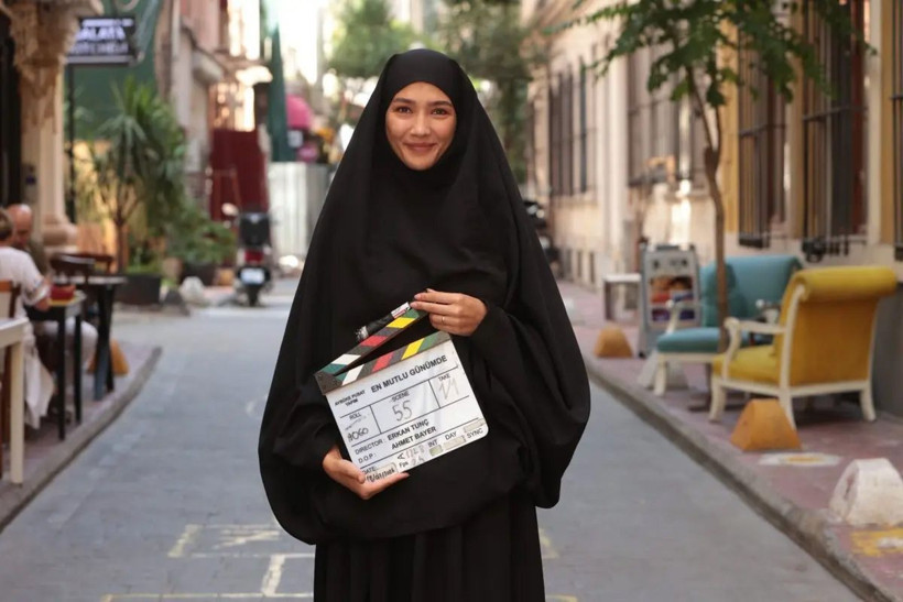 Aybüke Pusat çarşafa girdi! Verdiği pozlar çok konuşuldu - Resim: 4