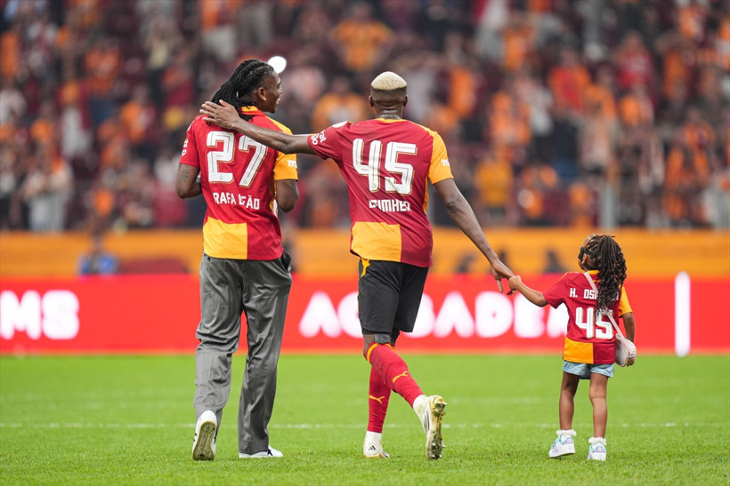 Rafael Leao sahaya indi sarı kırmızılı taraftarı selamladı ilk üçlüsünü çektirdi - Resim: 4