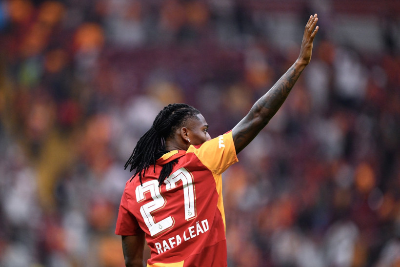 Rafael Leao sahaya indi sarı kırmızılı taraftarı selamladı ilk üçlüsünü çektirdi - Resim: 5