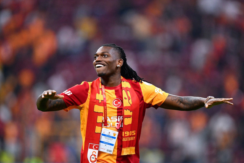 Rafael Leao sahaya indi sarı kırmızılı taraftarı selamladı ilk üçlüsünü çektirdi - Resim: 6