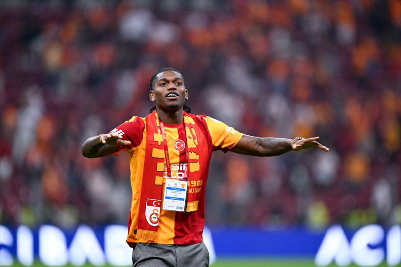 Rafael Leao sahaya indi sarı kırmızılı taraftarı selamladı ilk üçlüsünü çektirdi - Resim: 7