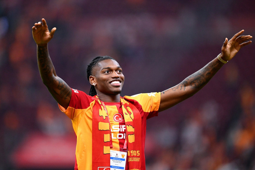 Rafael Leao sahaya indi sarı kırmızılı taraftarı selamladı ilk üçlüsünü çektirdi - Resim: 9