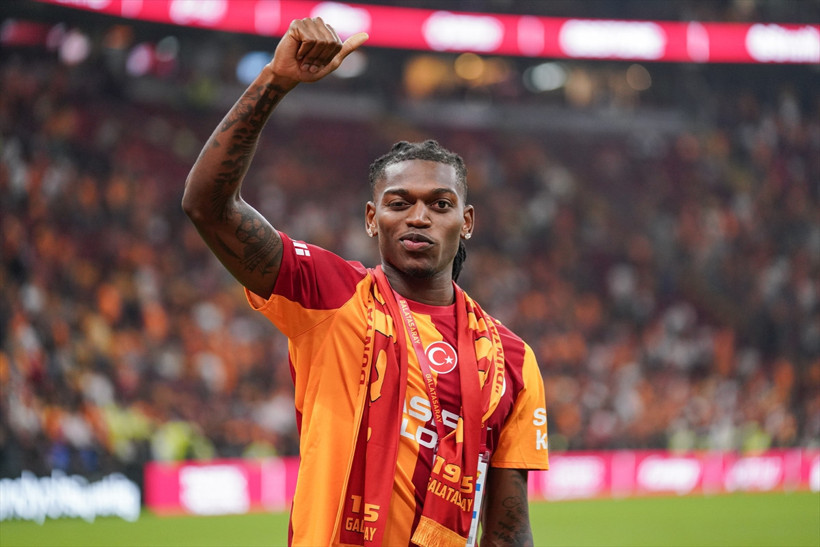 Rafael Leao sahaya indi sarı kırmızılı taraftarı selamladı ilk üçlüsünü çektirdi - Resim: 12