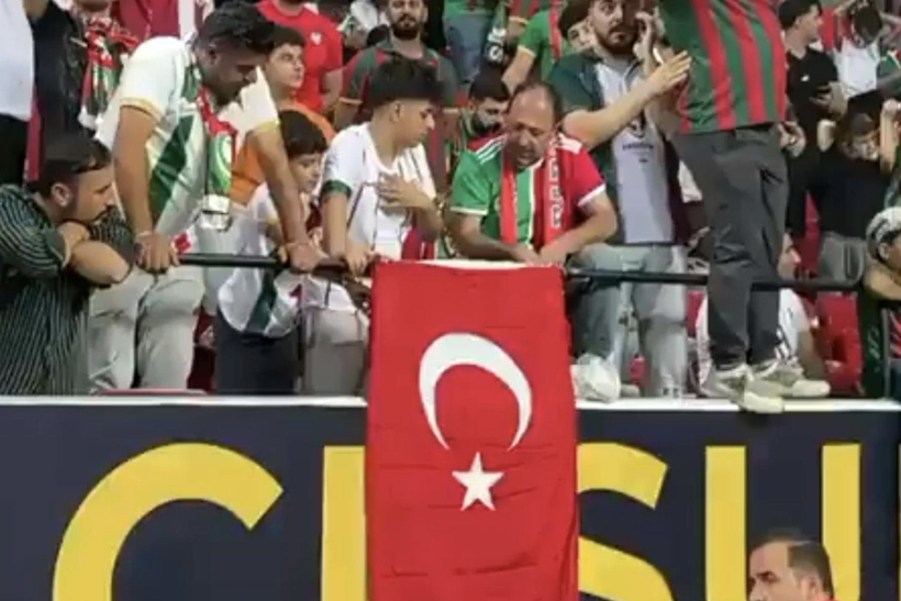 Amedspor tribünlerinde beklenmeyen sahne! Türk bayrakları dalgalandı - Resim: 1