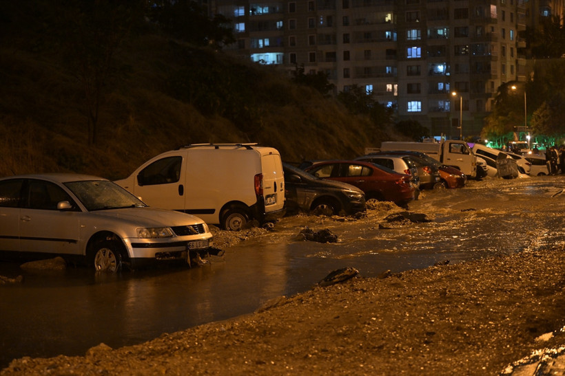 Başkentte dehşet anları! Sel bastı, çöken yol araçları yuttu - Resim: 1