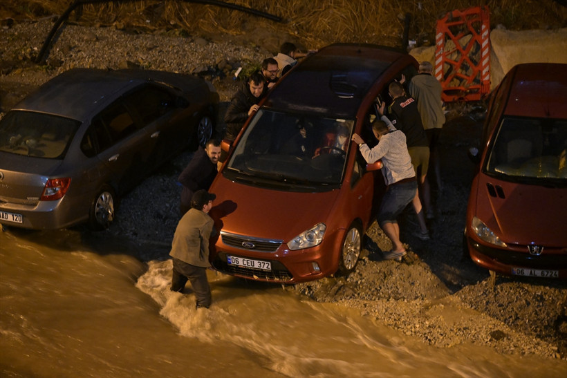 Başkentte dehşet anları! Sel bastı, çöken yol araçları yuttu - Resim: 3