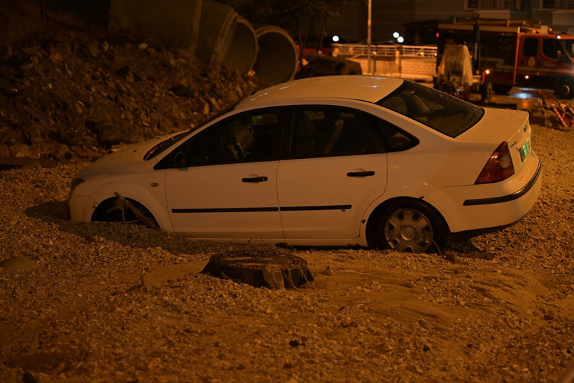 Başkentte dehşet anları! Sel bastı, çöken yol araçları yuttu - Resim: 5