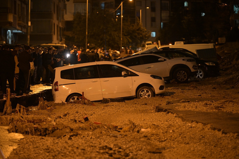 Başkentte dehşet anları! Sel bastı, çöken yol araçları yuttu - Resim: 6