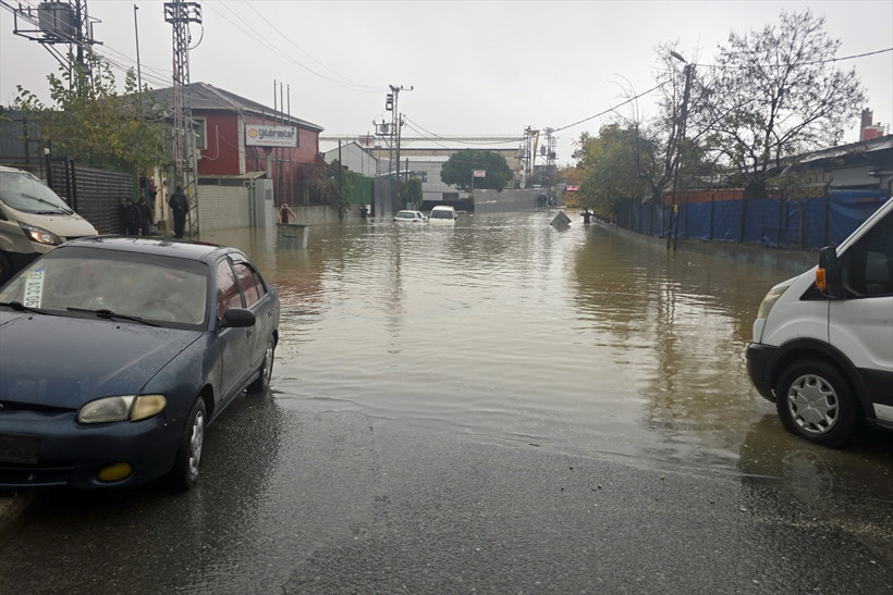 Bu görüntüler bugün İstanbul'da çekildi! Araçlar suya gömüldü, sele kapılan var - Resim: 12