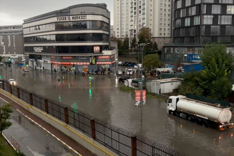 Bu görüntüler bugün İstanbul'da çekildi! Araçlar suya gömüldü, sele kapılan var - Resim: 9