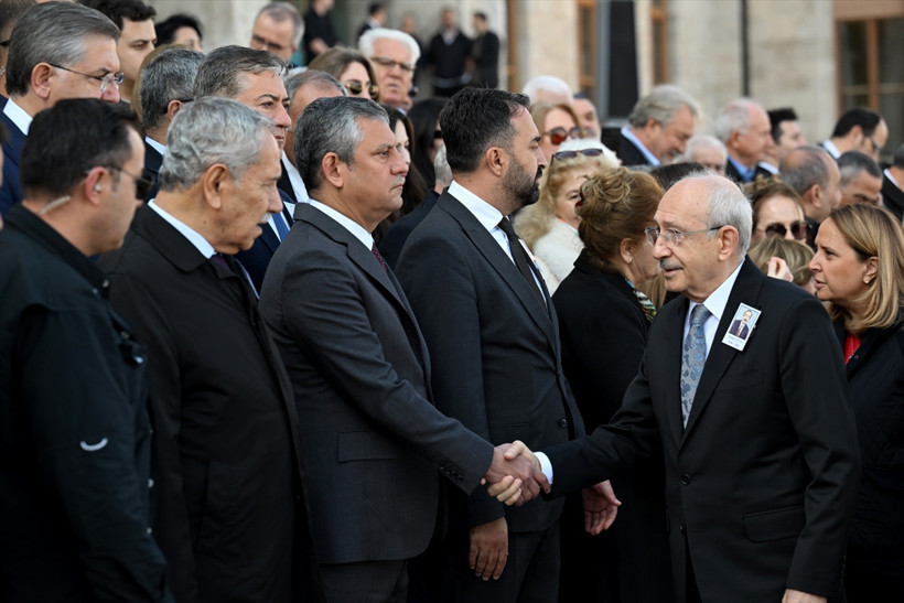Özgür Özel ile Kemal Kılıçdaroğlu cenaze töreninde tokalaştı! O anlar böyle görüntülendi - Resim: 5