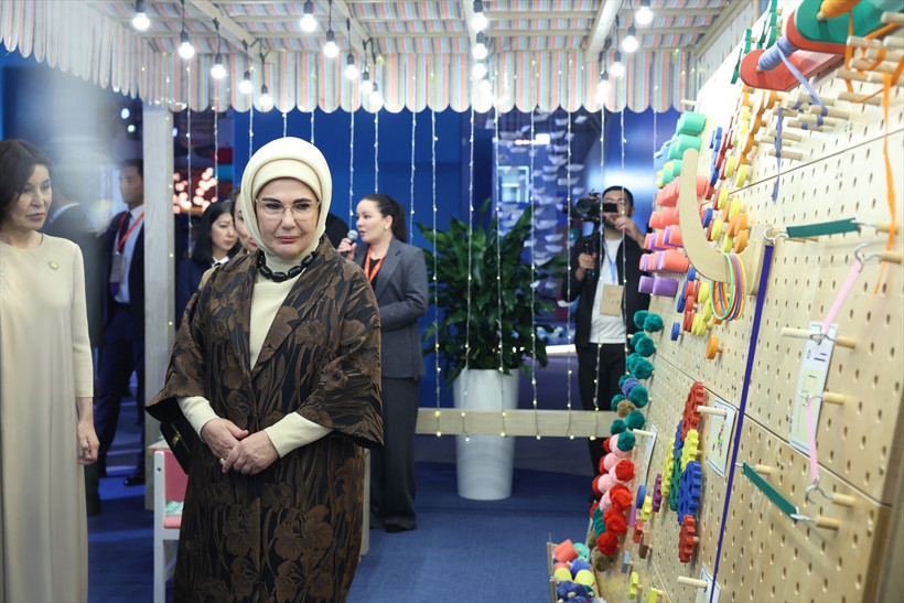 Emine Erdoğan, Özbekistan'da düzenlenen zirve kapsamında açılan sergiyi ziyaret etti - Resim: 5