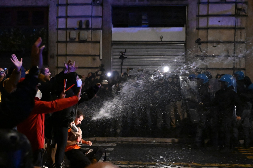 Roma'da protestoculara sert müdahale! Coplarla vurdular, Meloni sessiz kalmadı - Resim: 10