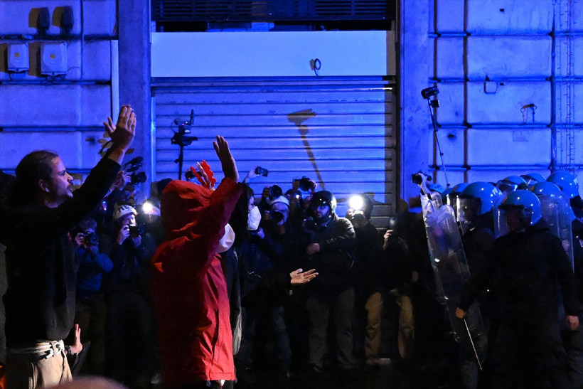 Roma'da protestoculara sert müdahale! Coplarla vurdular, Meloni sessiz kalmadı - Resim: 9
