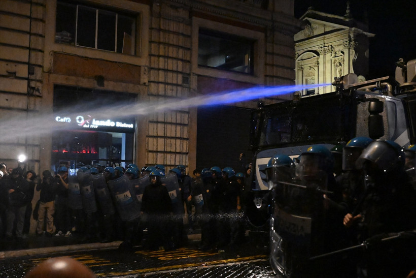 Roma'da protestoculara sert müdahale! Coplarla vurdular, Meloni sessiz kalmadı - Resim: 6