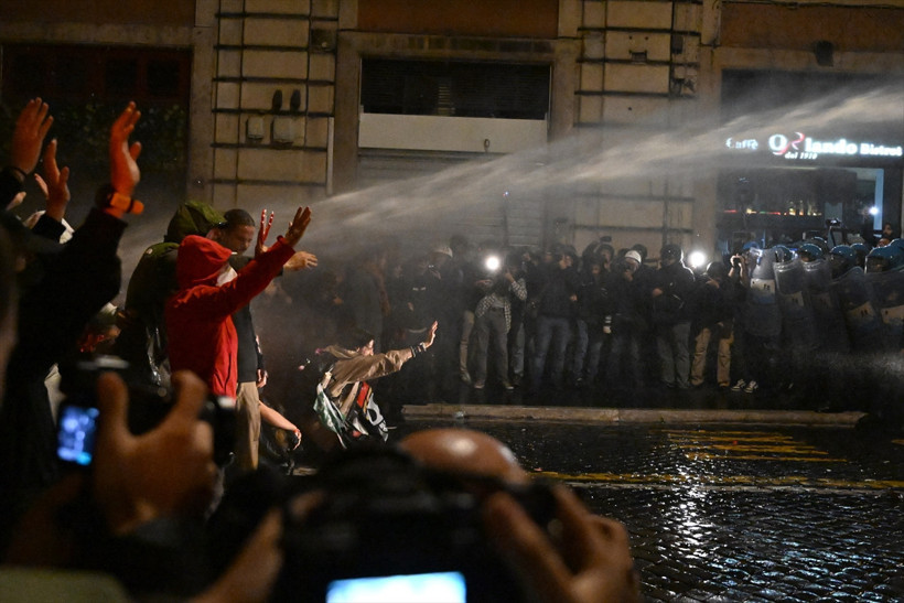 Roma'da protestoculara sert müdahale! Coplarla vurdular, Meloni sessiz kalmadı - Resim: 5