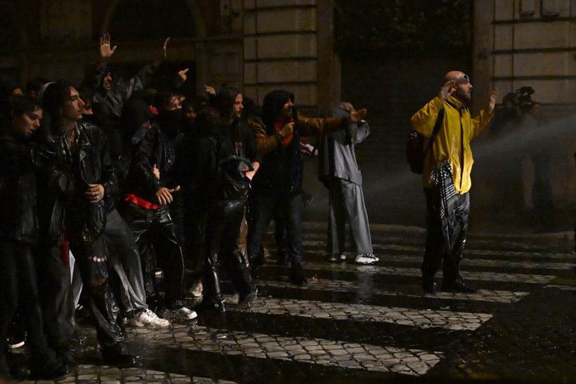 Roma'da protestoculara sert müdahale! Coplarla vurdular, Meloni sessiz kalmadı - Resim: 4
