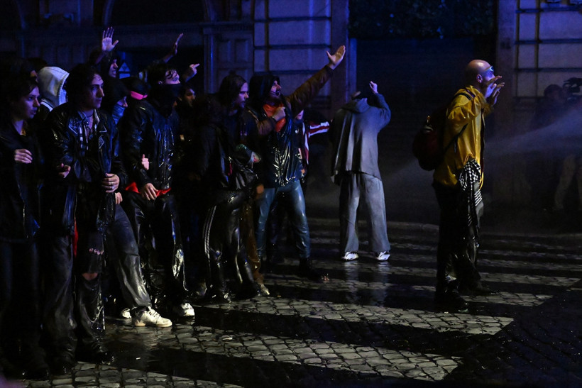 Roma'da protestoculara sert müdahale! Coplarla vurdular, Meloni sessiz kalmadı - Resim: 3