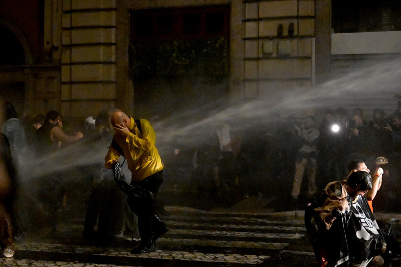 Roma'da protestoculara sert müdahale! Coplarla vurdular, Meloni sessiz kalmadı - Resim: 2