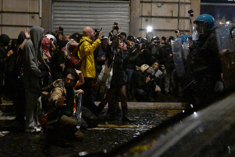 Roma'da protestoculara sert müdahale! Coplarla vurdular, Meloni sessiz kalmadı - Resim: 1