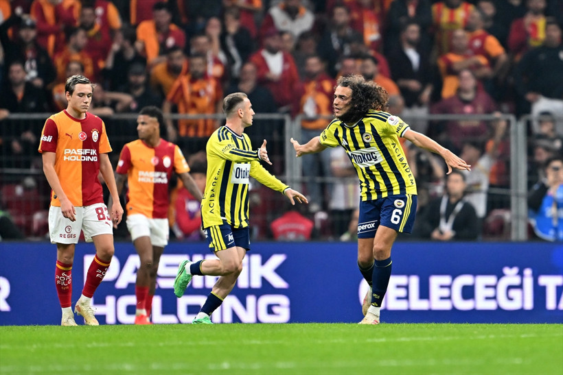 Galatasaray-Fenerbahçe derbisinde kartlar havada uçuştu! Kimler sarı kimler kırmızı kart gördü? - Resim: 8