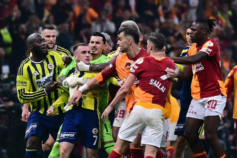 Galatasaray-Fenerbahçe derbisinde kartlar havada uçuştu! Kimler sarı kimler kırmızı kart gördü? - Resim: 10