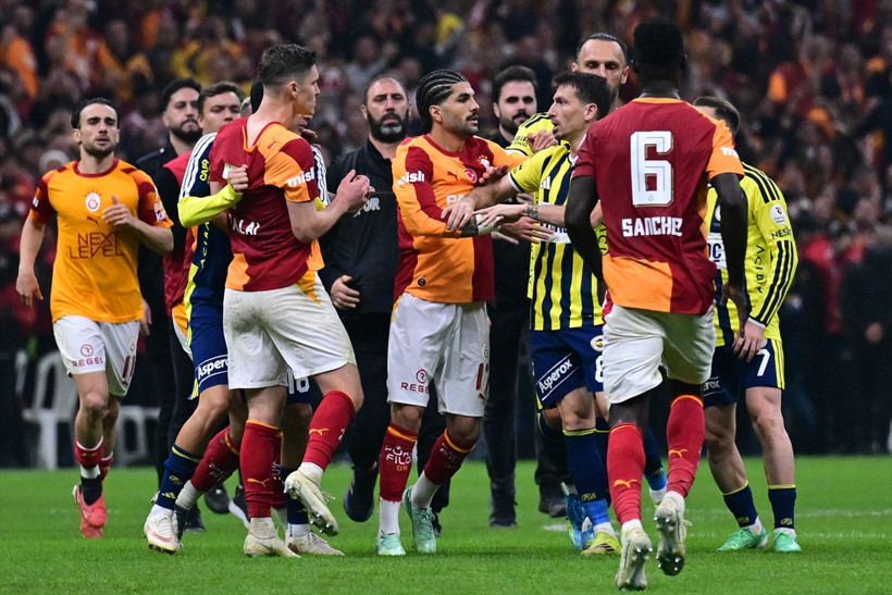 Galatasaray-Fenerbahçe derbisinde kartlar havada uçuştu! Kimler sarı kimler kırmızı kart gördü? - Resim: 11