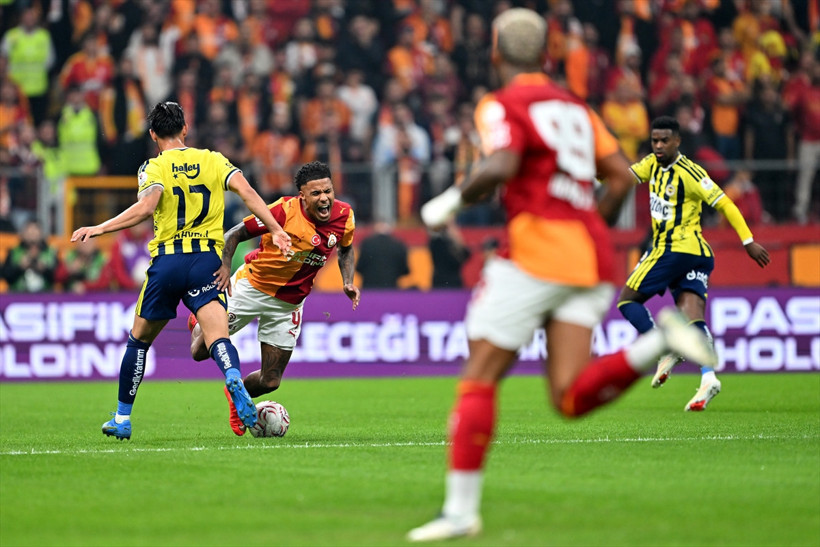 Galatasaray-Fenerbahçe derbisinde kartlar havada uçuştu! Kimler sarı kimler kırmızı kart gördü? - Resim: 3