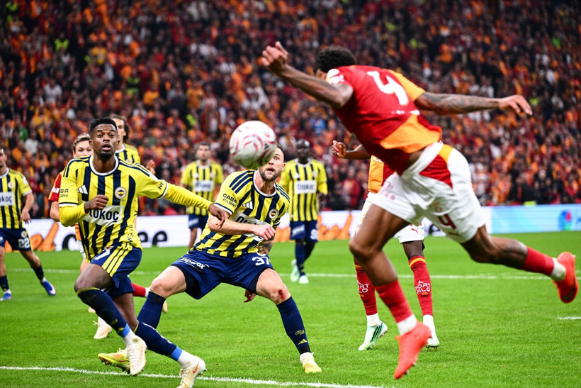 Galatasaray-Fenerbahçe derbisinde kartlar havada uçuştu! Kimler sarı kimler kırmızı kart gördü? - Resim: 6